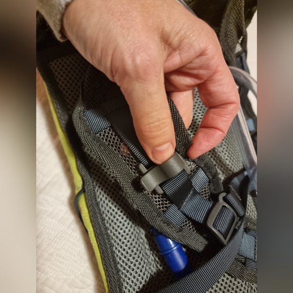 🩶Host Pick🩶Escape 2L hydration backpack hiking running - Picture 7 of 16
